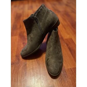 NWOT DOMINIQUE NICOLE Suede Ankle Boots. Size 11.
